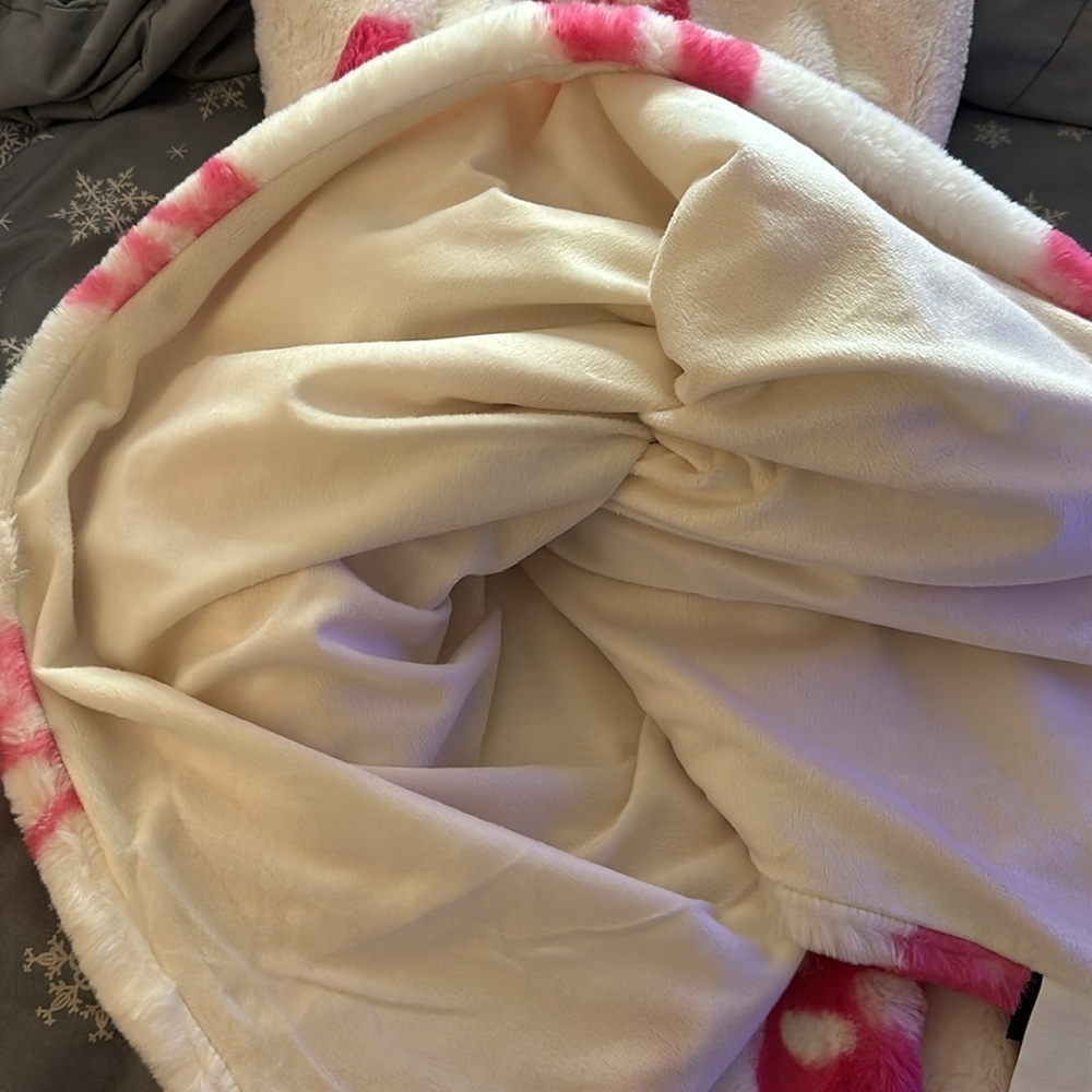 Rachel Zoe- Halloween Fuzzy Pink Skull Print Blanket - Picture 3 of 5
